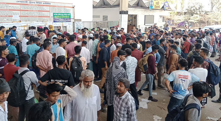 ঈদযাত্রার শেষ দিনেও রেলস্টেশনে যাত্রীদের উপচেপড়া ভিড়