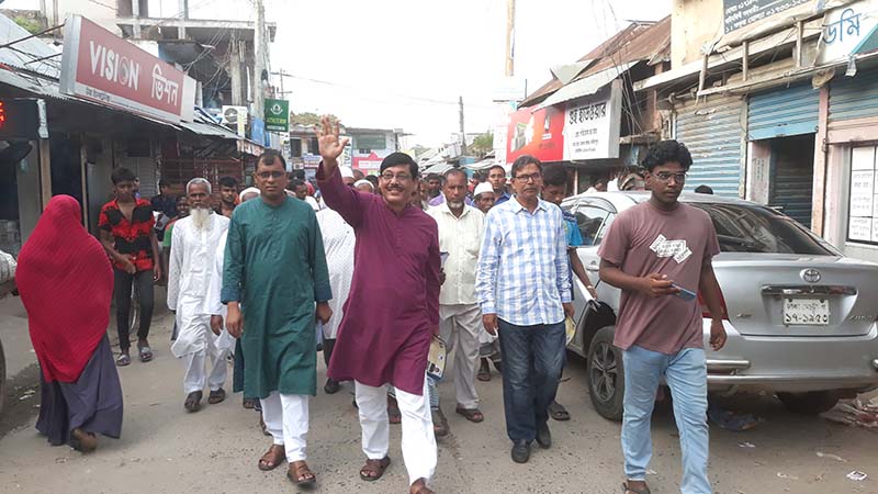 সালথায় নৌকায় ভোট চেয়ে সাবেক এমপি জুয়েল চৌধুরীর গণসং‌যোগ ও লিফ‌লেট বিতরণ