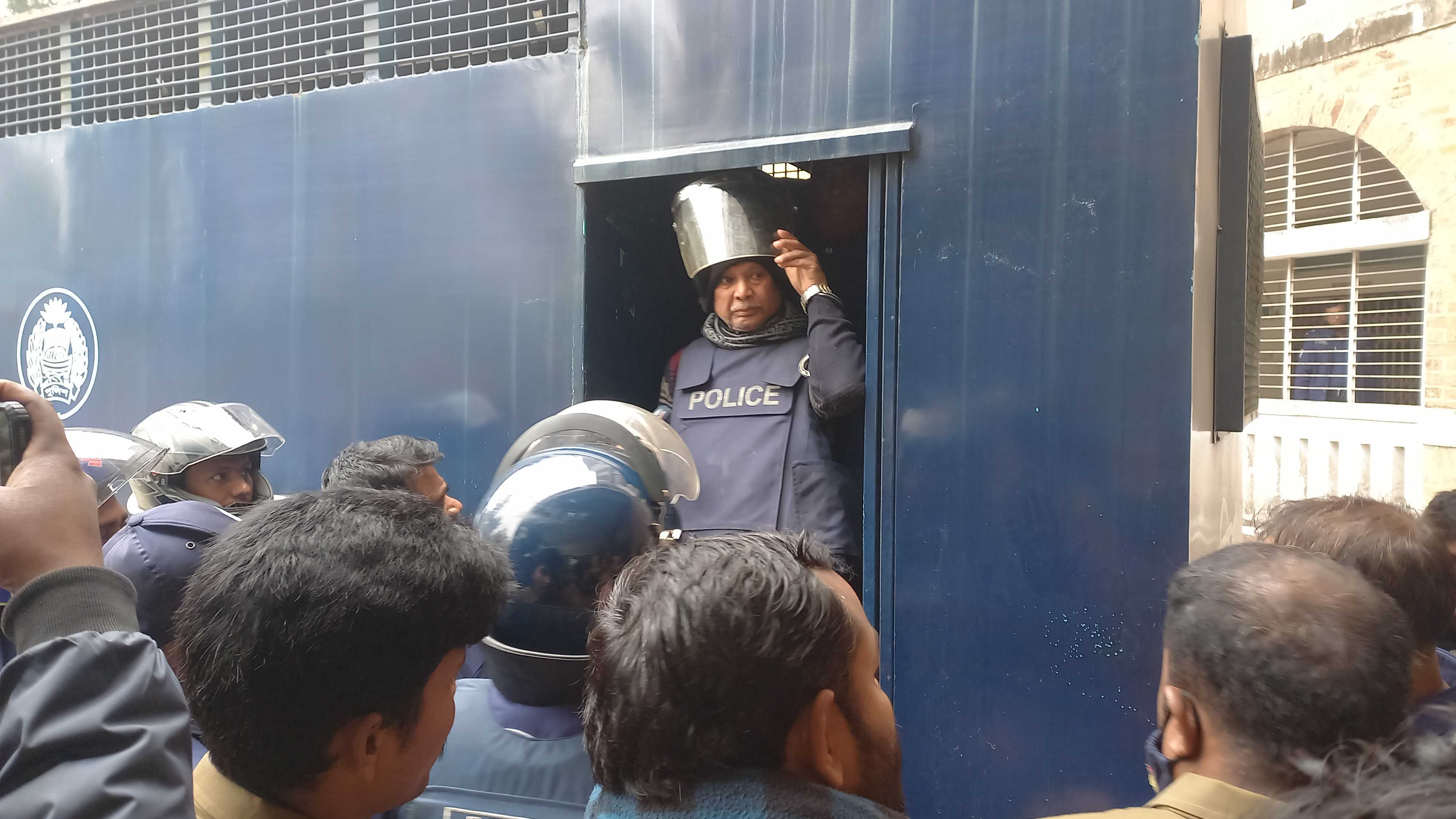 রিমান্ড শুনানি শেষে পঞ্চগড় জেলা কারাগারে সাবেক রেলমন্ত্রী সুজন!