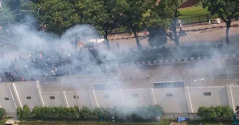 সচিবালয় এলাকায় ধাওয়া-পাল্টা ধাওয়া, লাঠিচার্জ, সাউন্ড গ্রেনেড ও টিয়ারশেল