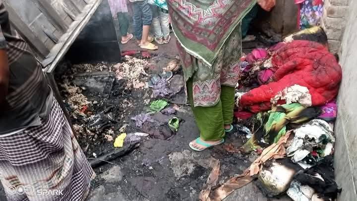 ভেড়ামারায় ভয়াবহ অগ্নিকাণ্ডে চারটি পরিবার সর্বস্ব হারিয়ে নিঃস্ব