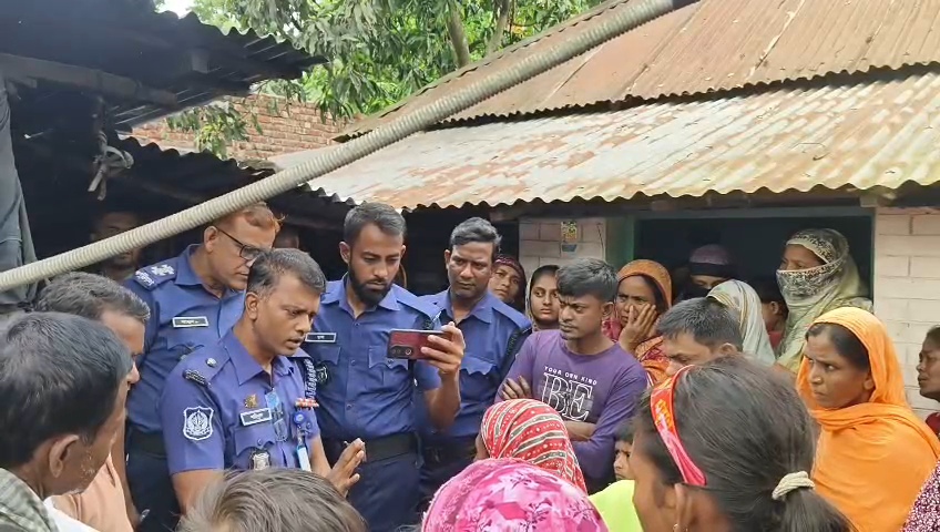 ঘোড়াঘাটে বাড়ির উঠানে করাতকল শ্রমিকের গলাকাটা লাশ উদ্ধার