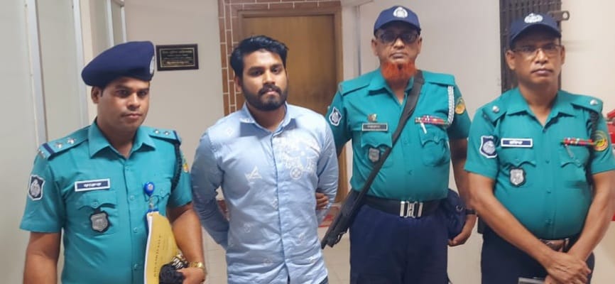 যৌথ অভিযানে এয়ারপোর্ট থেকে রবিন সরদার গ্রেফতার, গুলিসহ অস্ত্র উদ্ধার