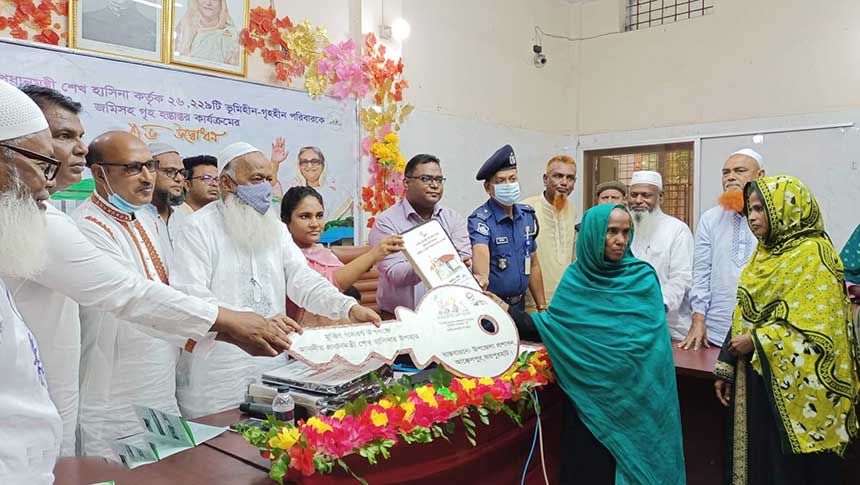 আক্কেলপুরে ভূমিহীন ও গৃহহীন ৭ পরিবার পেল বাড়ি
