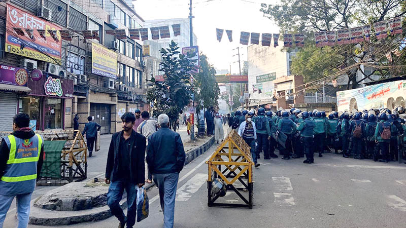 আলিয়া মাদ্রাসা মাঠে আদালত বসানোর প্রতিবাদে শিক্ষার্থীদের বিক্ষোভ