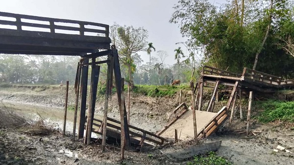 আমতলীতে ভেঙে পড়েছে আয়রন ব্রিজ, স্থানীয়দের ভোগান্তি