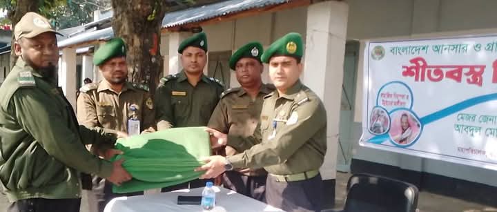 বগুড়ায় আনসার ও ভিডিপি সদস্যদের মাঝে কম্বল বিতরণ