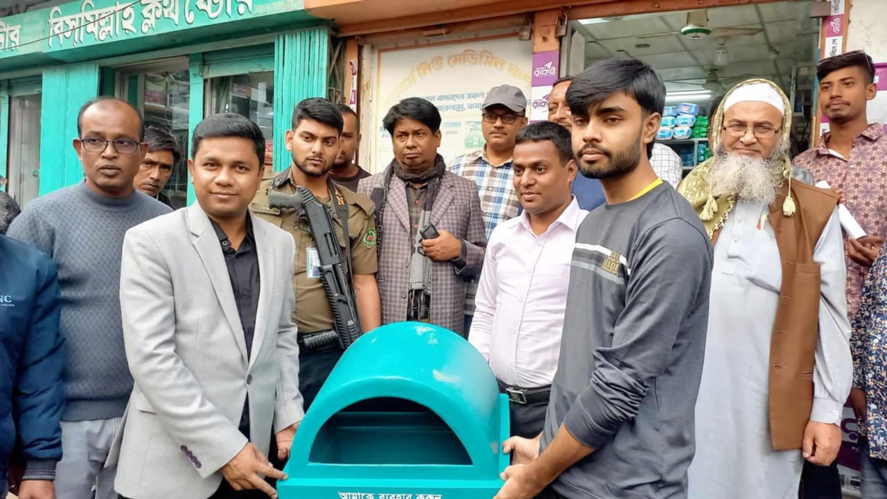 নাটোরের সিংড়ায় শহর পরিচ্ছন্ন রাখতে ৫৩৬টি ডাস্টবিন বিতরণ