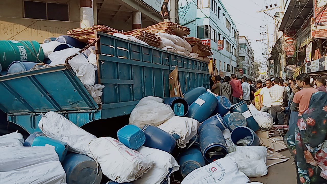 আশুলিয়ায় ঝুট ব্যবসা নিয়ন্ত্রণে সংঘর্ষ, গুলিবিদ্ধ ২, আহত ৫