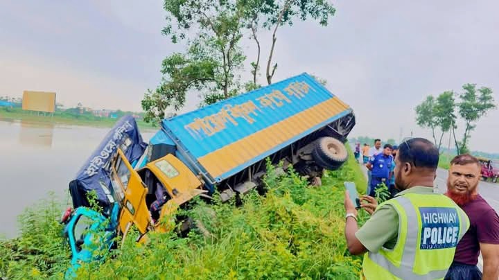 দাউদকান্দিতে সড়ক দুর্ঘটনায় পুলিশ ভ্যানসহ ৪টি গাড়ি খাদে