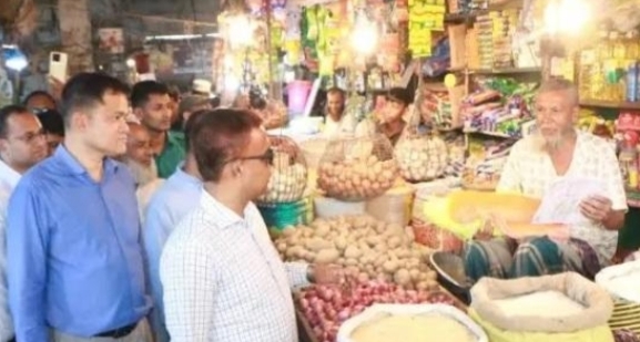 বরিশালে পলিথিন ব্যাগের বিরুদ্ধে অভিযান শুরু