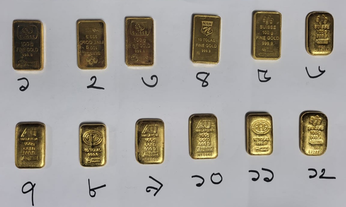 বিরামপুরে ১২টি সোনার বারসহ পাচারকারী আটক