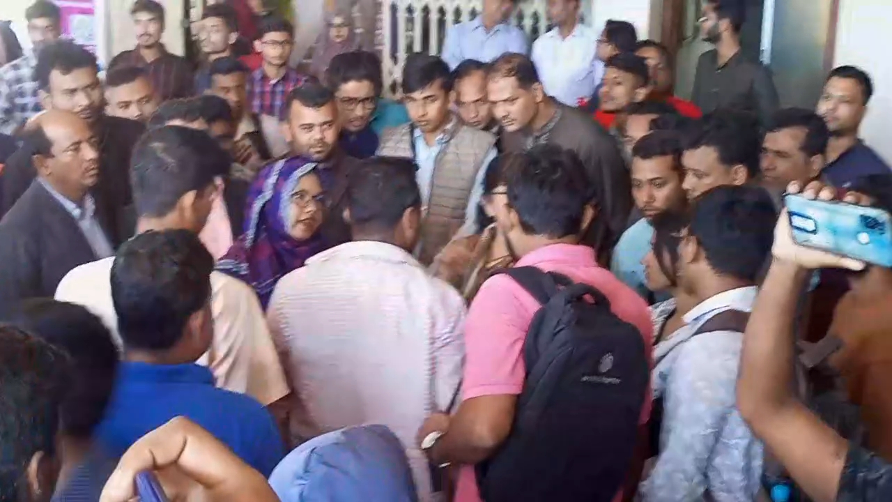 ববি উপচার্যের পদত্যাগ ইস্যুতে শিক্ষার্থীদের দুই গ্রুপ মুখোমুখি, উত্তেজনা