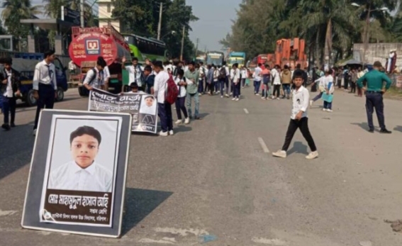 বরিশালে গাড়িচাপায় স্কুলছাত্র নিহতের প্রতিবাদে মহাসড়ক অবরোধ