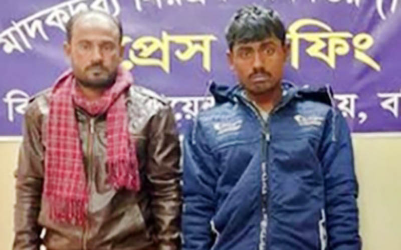 বরিশালে যাত্রীবাহী বাসে অভিযান, ৪ হাজার ইয়াবাসহ আটক ৩