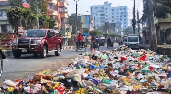 বরিশালে সড়কে ময়লার স্তূপে দুর্ভোগে নগরবাসী