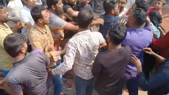 বরিশালে স্বল্পমূল্য স্টল বরাদ্দ ও টেন্ডার বাতিল করাসহ তিন দফা দাবিতে মহাসড়ক অবরোধ