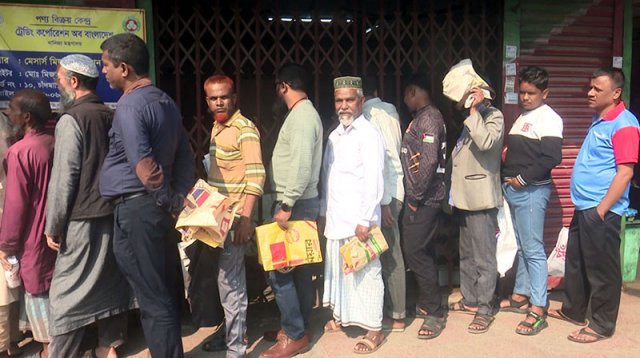 বরিশালে টিসিবি পণ্য বিক্রি হলেও ওটিপি জটিলতায় চরম দুর্ভোগে সুবিধাভোগীরা