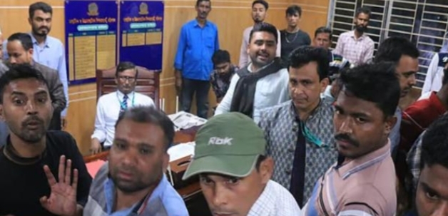 বিএনপি নেতাকে মনোনীত করার দাবিতে বোর্ড চেয়ারম্যানকে অবরুদ্ধ