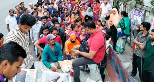 বরিশালে টিসিবির পণ্য বিক্রির শুরুতে মধ্যবিত্তদের দীর্ঘ লাইন!