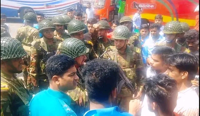 বরিশালে শিক্ষার্থীদের দুই ঘন্টা সড়ক অবরোধ, যাত্রীদের ভোগান্তি