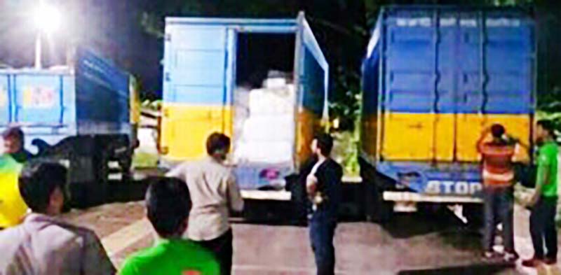 বরিশালে কাভার্ডভ্যানে ভর্তি ৬ টন পলিথিনসহ আটক ৩