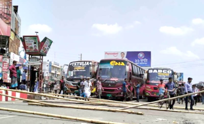 বরিশাল নথুল্লাবাদ বাসষ্টান্ডে দফায় দফায় শ্রমিকদের বিক্ষোভ ও সড়ক অবরোধ