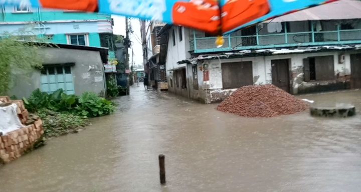 বৃষ্টিতে তলিয়ে গেছে বরিশাল নগরীর মাওলানা ভাসানী সড়কসহ বিভিন্ন এলাকা