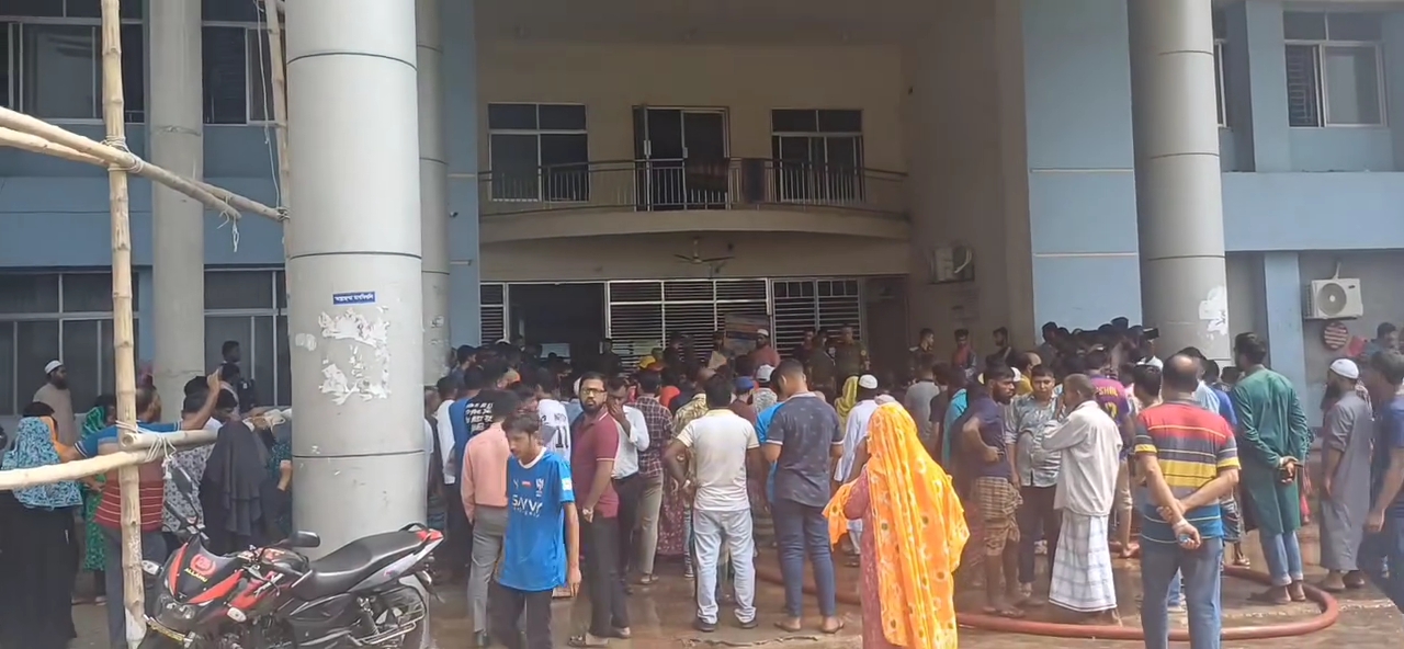 শেবাচিমে অগ্নিকাণ্ড: রোগী ও স্বজনদের মাঝে আতঙ্ক