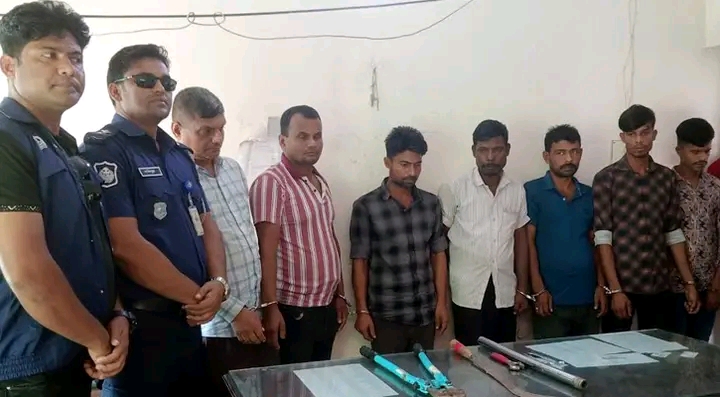 বরিশালে অস্ত্রসহ ৭ ডাকাত আটক