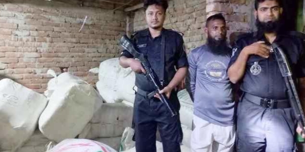 বরিশালে ২৫০০ কেজি নিষিদ্ধ পলিথিনসহ ব্যবসায়ী গ্রেপ্তার
