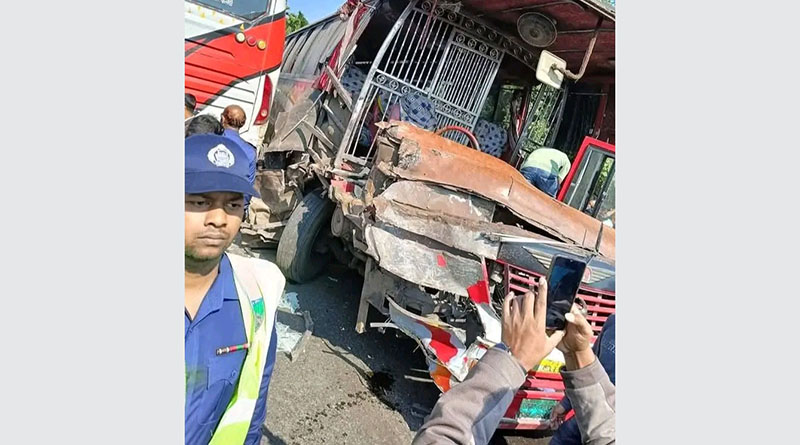 বরিশালে মহাসড়কে ত্রিমুখী সংঘর্ষে নিহত ১, আহত ২০
