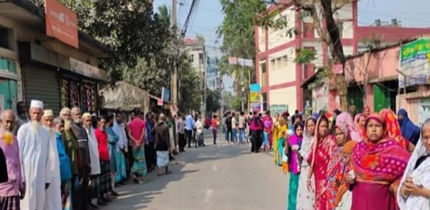 বরিশালে ফ্যামিলি স্মার্ট কার্ড বিতরণে অনিয়মের অভিযোগ, প্রতিবাদে মানববন্ধন