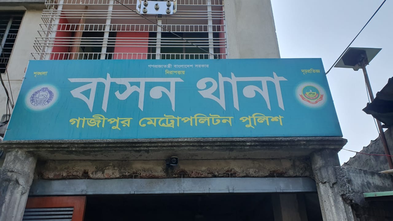 হেলপারের আঘাতে ছাত্র আহত, বাস ভাংচুর; ওসির হস্তক্ষেপে পরিস্থিতি নিয়ন্ত্রণে