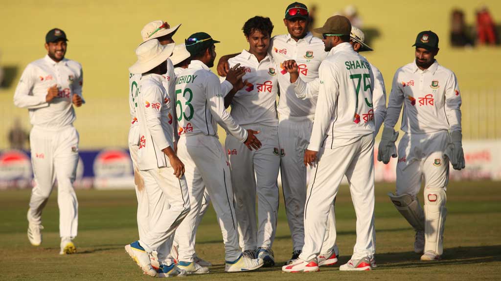 ঘুরে দাঁড়ানোর দিন বাংলাদেশের: সংক্ষিপ্ত স্কোর-পাকিস্তান ১ম ইনিংস: ৪২ ওভারে ১৫৯/৪