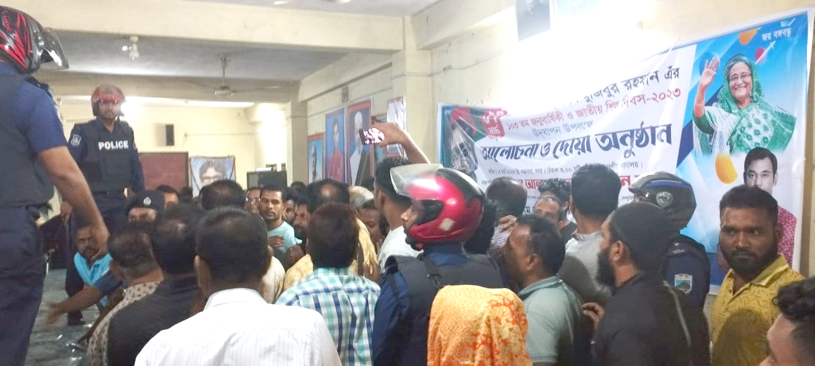 ব্যানারে এমপির নাম না থাকাকে কেন্দ্র করে দুই গ্রুপের সংঘর্ষ, আহত ৫