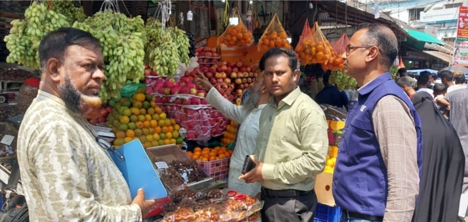 এক কেজির প্যাকেটে ৯০০ গ্রাম খেজুর, ব্যবসায়ীকে জরিমানা