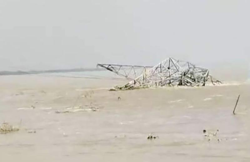 জাতীয় বিদ্যুৎ সঞ্চালন গ্রিডের টাওয়ার পদ্মায় বিলীন