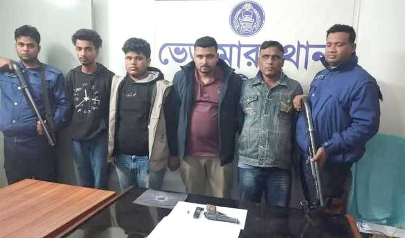 স্ত্রীর পরকীয়া প্রেমিককে শিক্ষা দিতে গিয়ে অস্ত্রসহ প্রবাসী গ্রেফতার