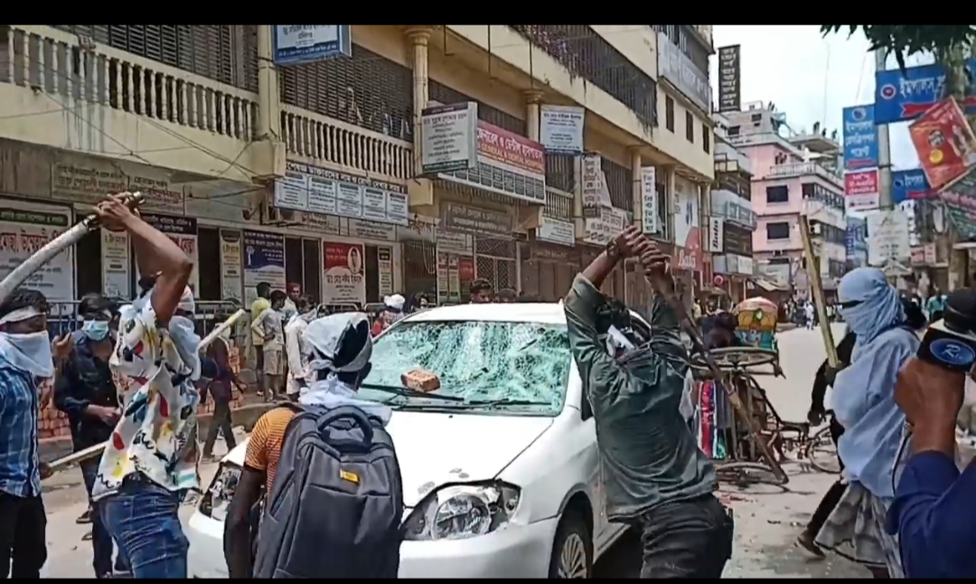 নরসিংদীতে দুই ছাত্রদল নেতা হত্যার প্রতিবাদে বিক্ষোভ-গাড়ি ভাংচুর, আহত ৭