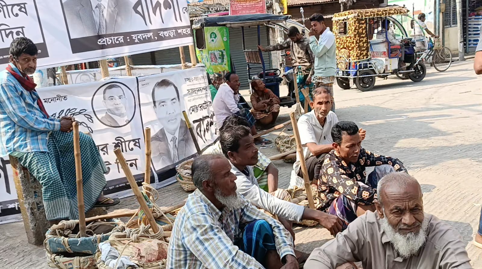 ঈদের আনন্দ নেই, বগুড়ার শ্রমবাজারে বিক্রি হচ্ছে মানুষ!