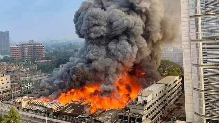 বঙ্গবাজারে ভয়াবহ আগুন: বাড়ছে তীব্রতা, নিয়ন্ত্রণে ৫০ ইউনিট