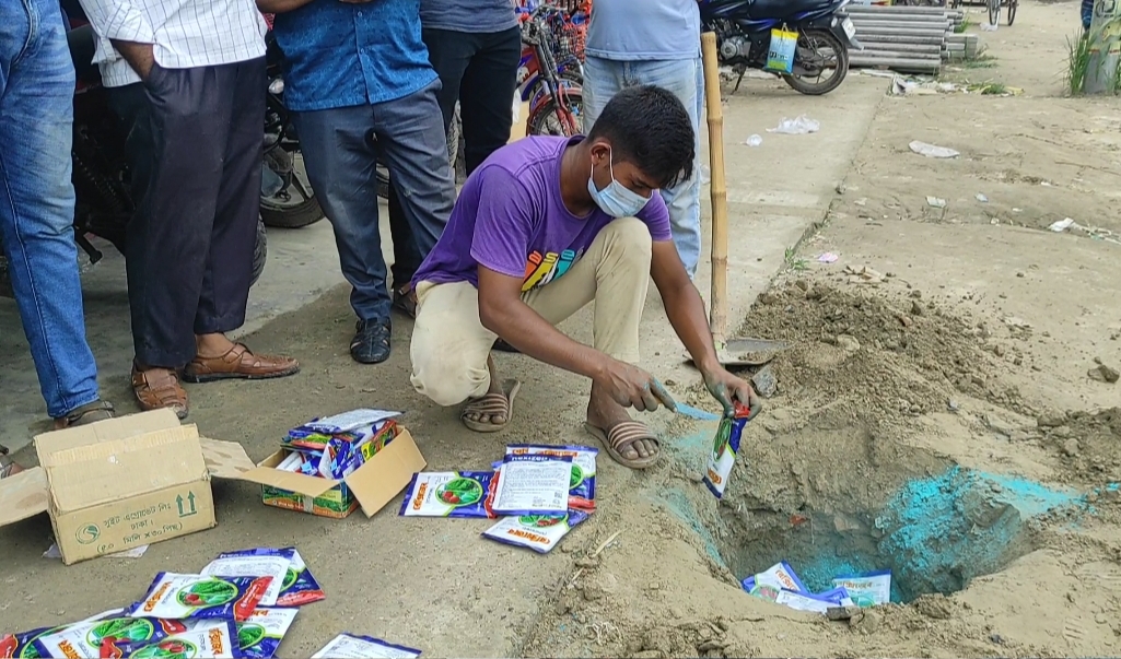 বড়াইগ্রামে অভিযান চালিয়ে ২ লক্ষ টাকার মেয়াদোত্তীর্ণ বালাইনাশক ধ্বংস