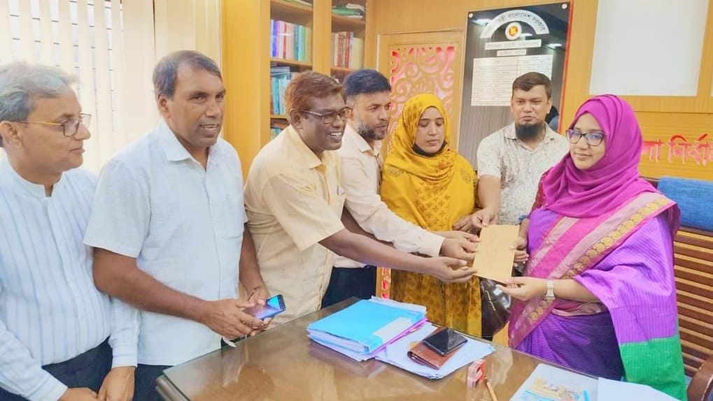 বড়াইগ্রামে ১০ম গ্রেড বাস্তবায়নের দাবিতে মানববন্ধন ও স্মারকলিপি প্রদান