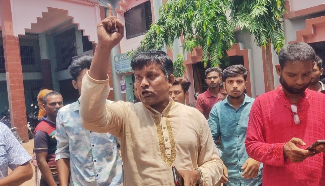 বড়াইগ্রামের বনপাড়া পৌর বিএনপির অবস্থান কর্মসূচি পালন