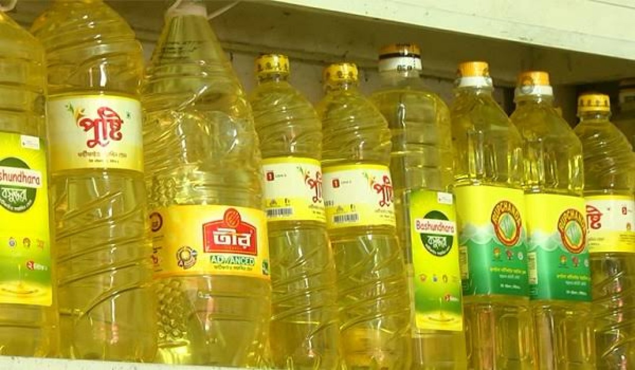 কিশোরগঞ্জে বোতলজাত সয়াবিন তেল উধাও, চড়া দামে খোলা তেল বিক্রি