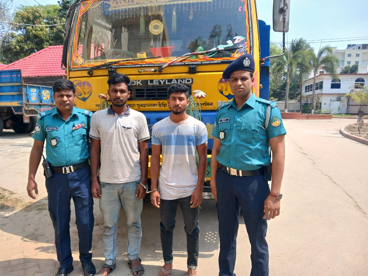 গাজীপুরে ট্রাকের ব্যাকসিটের নিচে থেকে দেড় কোটি টাকার হেরোইন উদ্ধার, গ্রেফতার ২