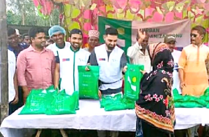 চিলাহাটিতে হতদরিদ্রদের মাঝে কোরবানির মাংস বিতরণ