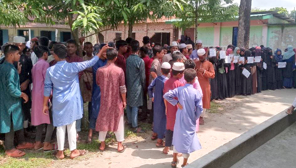 চিলাহাটিতে ৮ দফা দাবি নিয়ে শিক্ষার্থীদের বিক্ষোভ