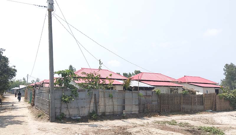 চিলাহাটিতে রেলের জমি থেকে উচ্ছেদকৃতদের ভাগ্যে জোটেনি সরকারি বাড়ি!